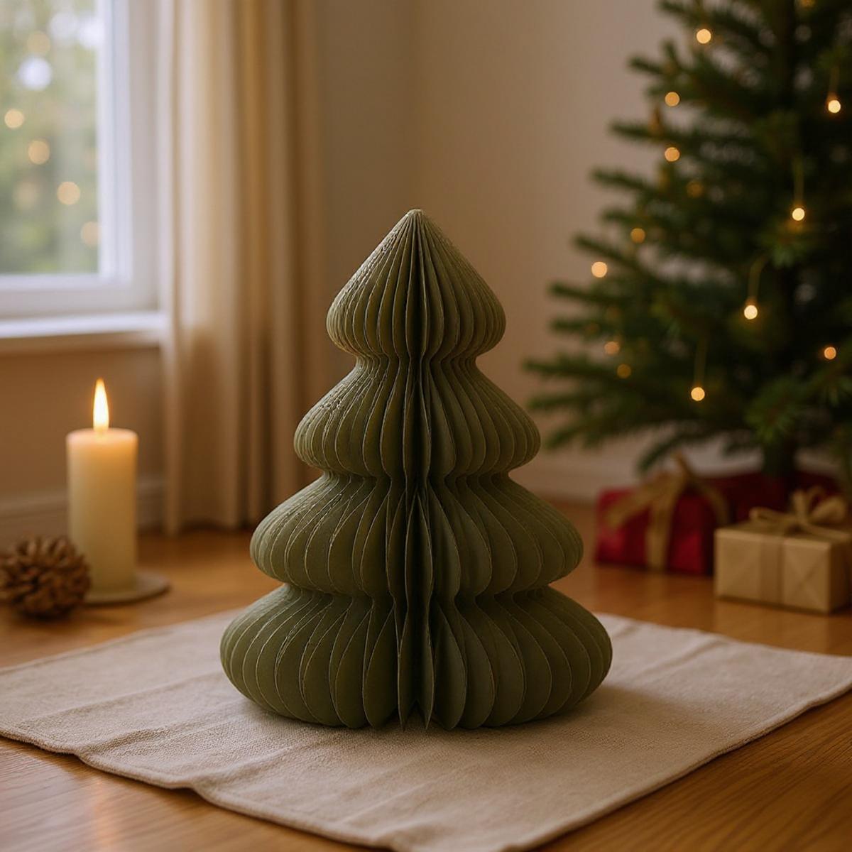 Albero di Natale di carta verde con candela accesa e regali