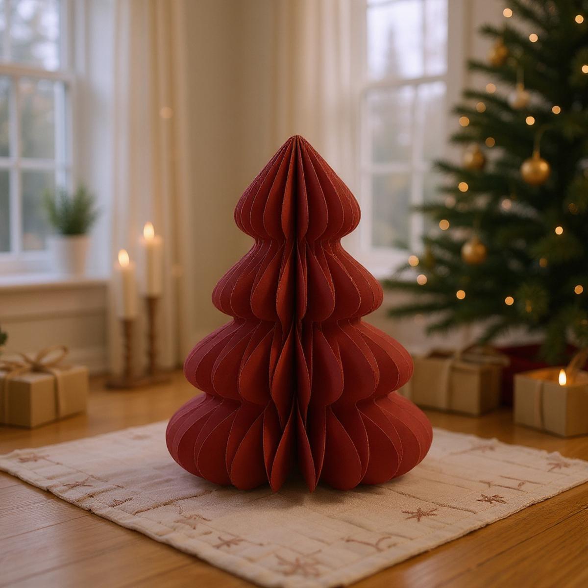 Arbre de Noël en papier rouge sur une table avec des cadeaux et des bougies