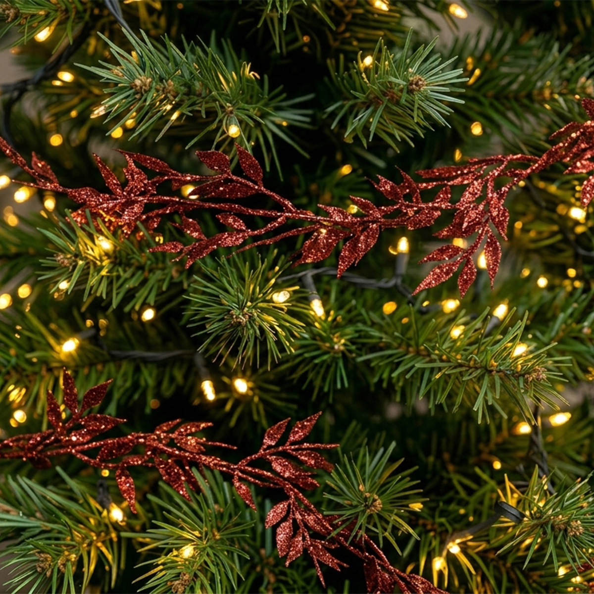 Guirlande rouge pailletée sur sapin de Noël avec lumières jaunes