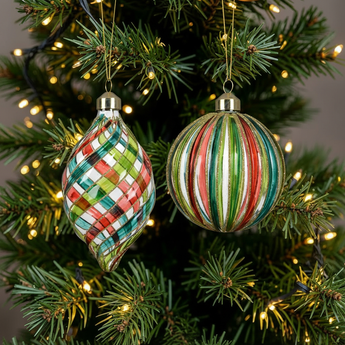 Boules de Noël colorées sur un sapin décoré de lumières