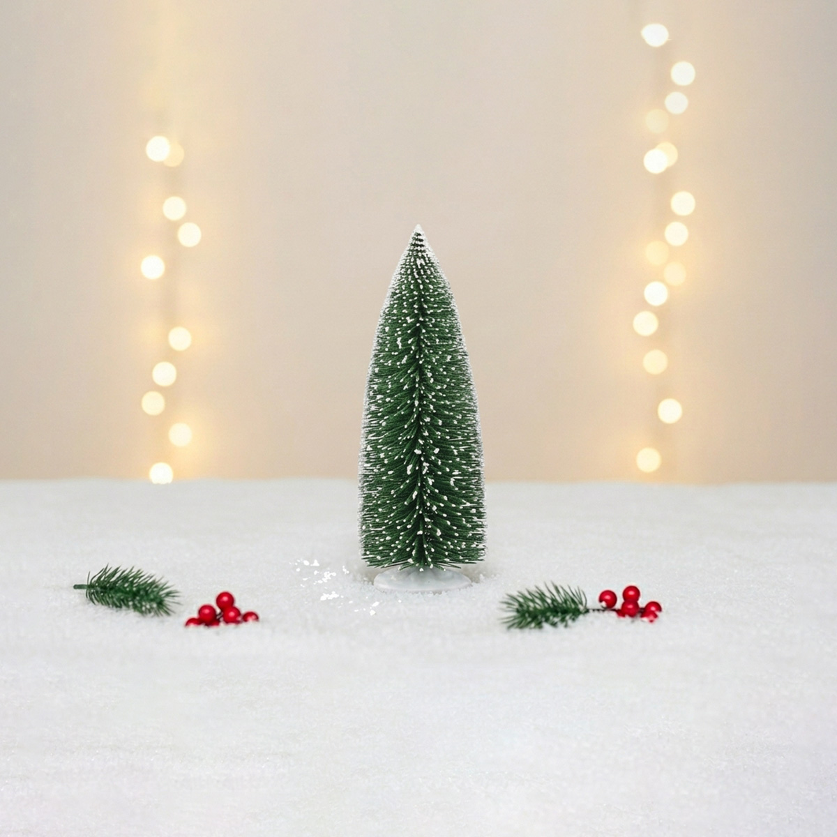 Arbre de Noël enneigé avec des baies et des lumières de Noël floues