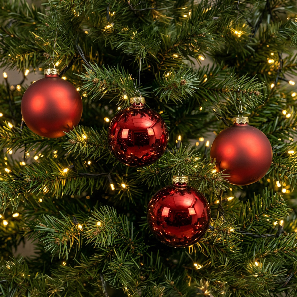Boules de Noël rouges sur un sapin décoré de lumières