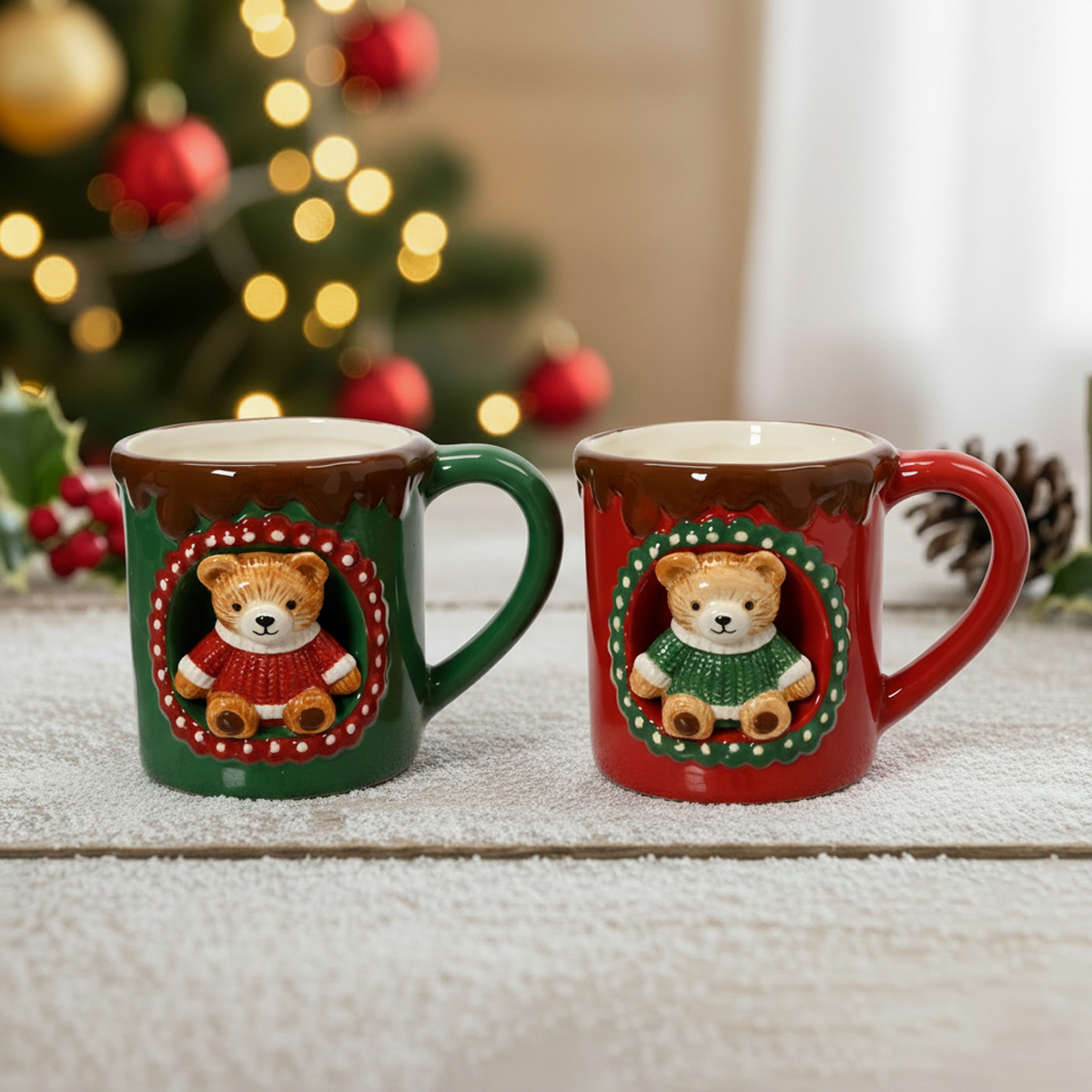 Tasses de Noël avec ours en peluche, fond d'arbre de Noël décoré