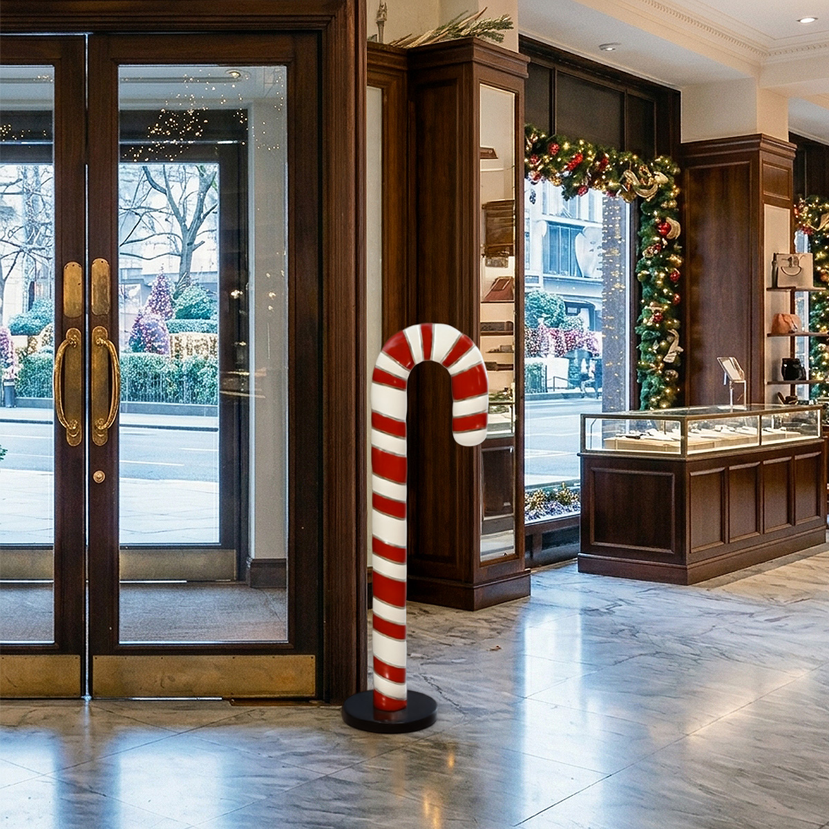 Bâton de bonbon de Noël rouge et blanc devant des portes vitrées