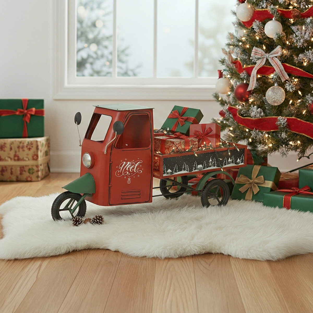 Camion de Noël rouge rempli de cadeaux à côté d'un sapin décoré