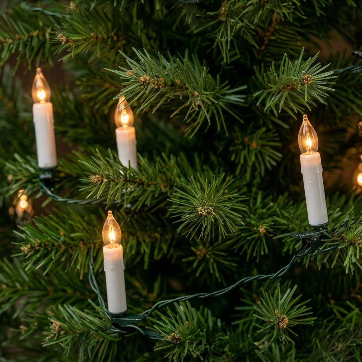 Guirlande lumineuse en forme de bougies sur un sapin de Noël