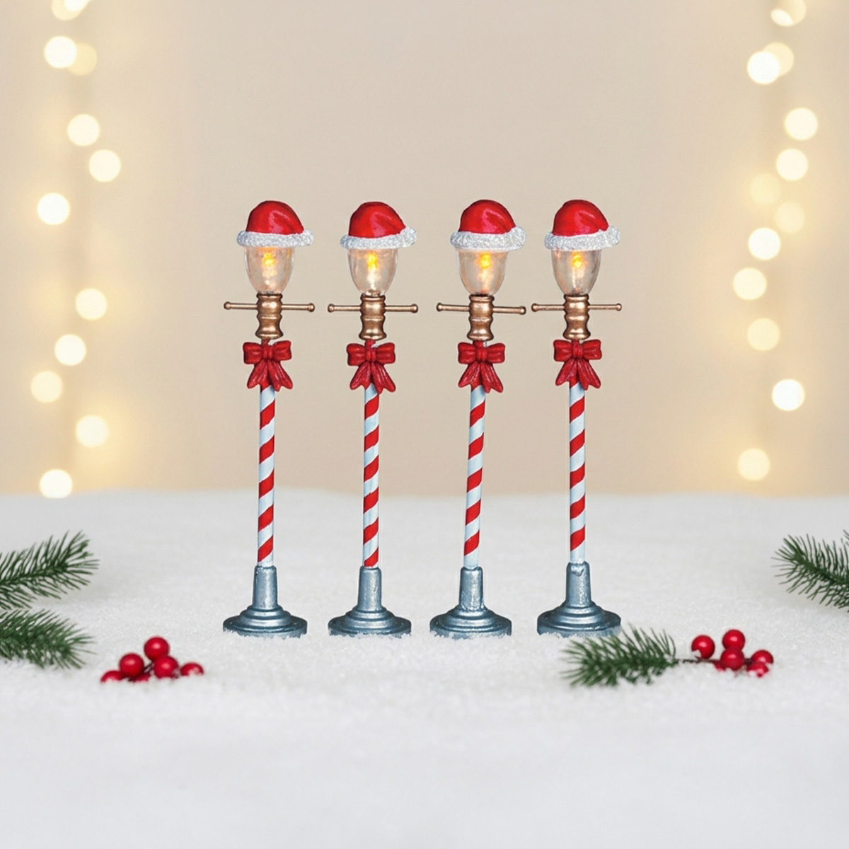 Lampadaires de Noël rayés rouge et blanc avec des bonnets de Père Noël