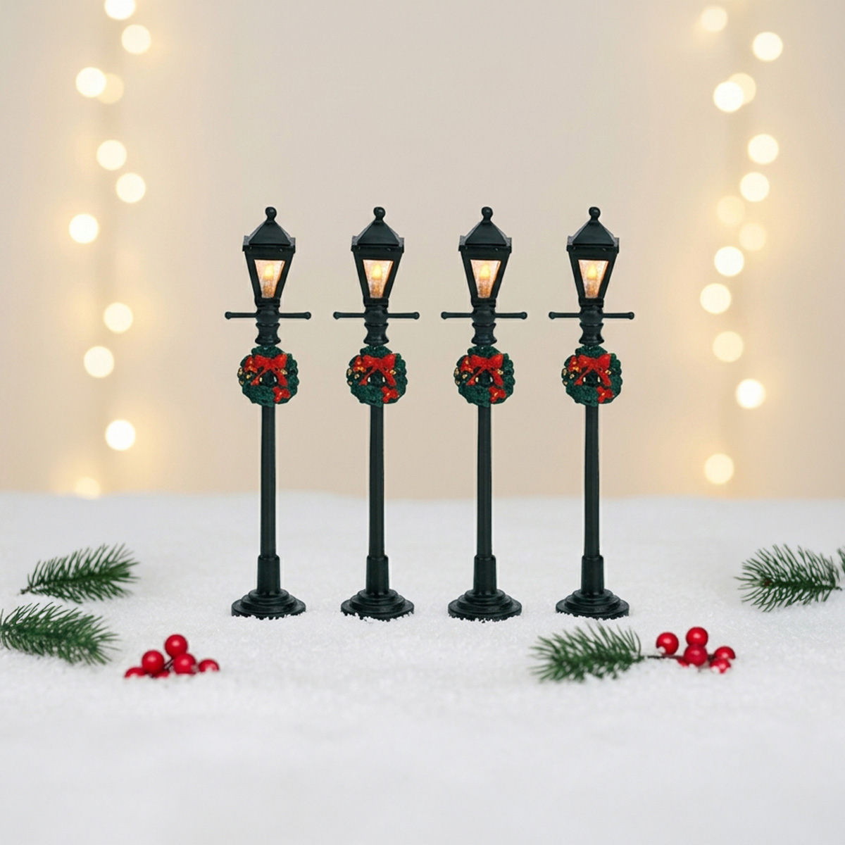 Lampadaires miniatures décorés de couronnes de Noël et de lumières