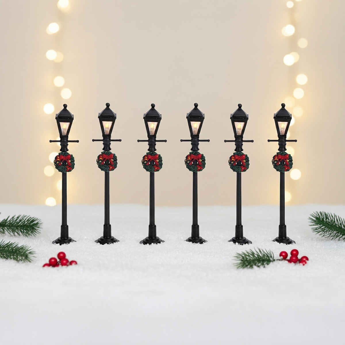 Lampadaires miniatures de Noël avec couronnes et lumières féeriques
