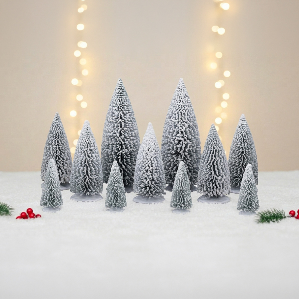 Petits sapins enneigés avec des lumières de Noël en arrière-plan