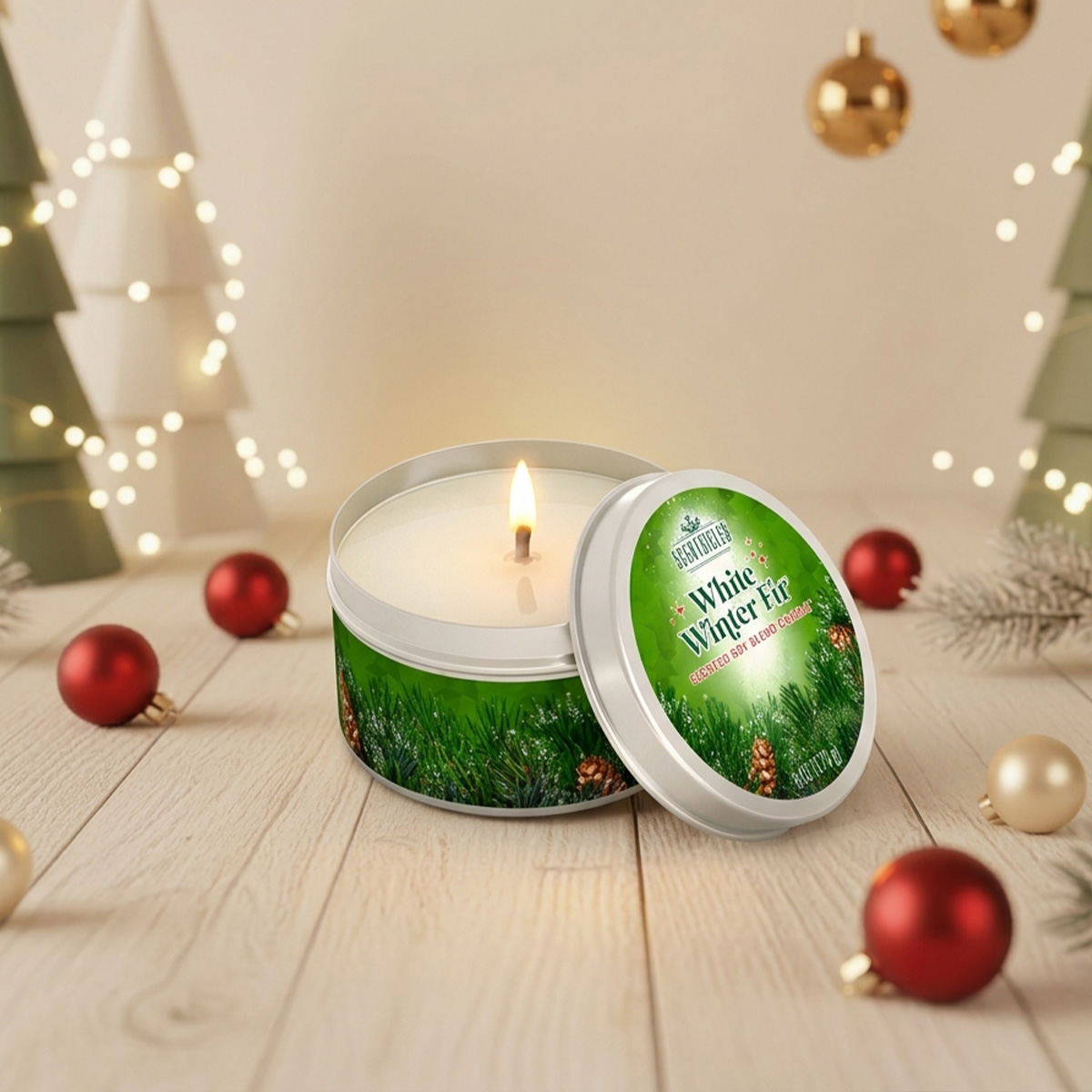 Bougie parfumée White Winter Fir allumée sur un fond de Noël