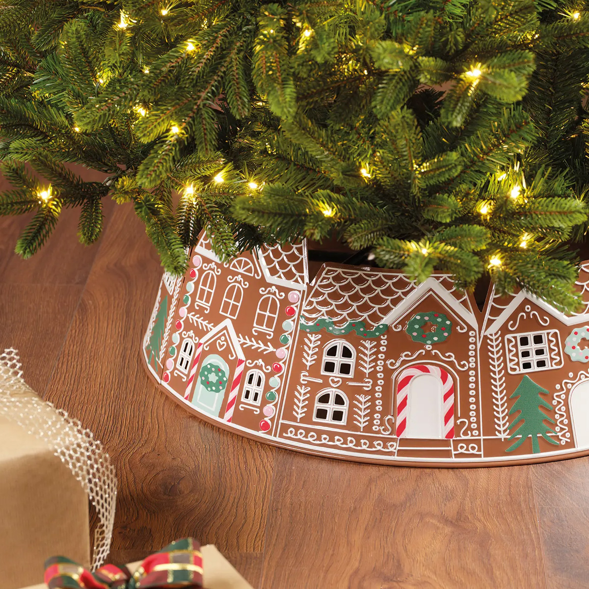 Jupe d'arbre de Noël en pain d'épice avec des maisons décorées