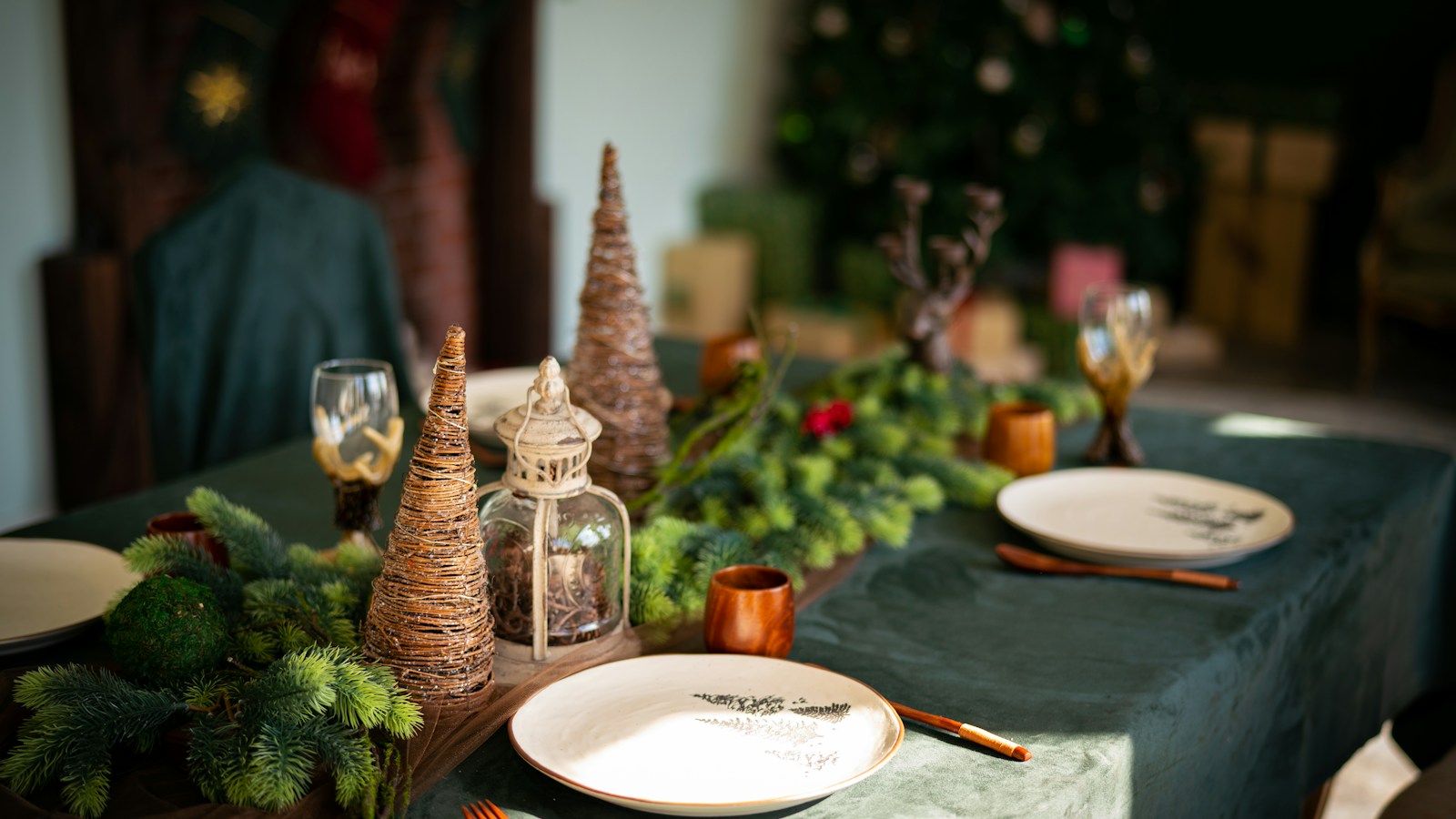 Table de Noël élégante avec assiettes et décorations festives